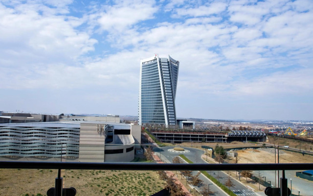 Ellipse Waterfall Executive Apartment - 612