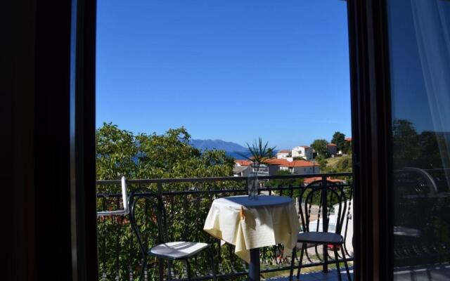 Jozo - 150 m From Pebble Beach - A5