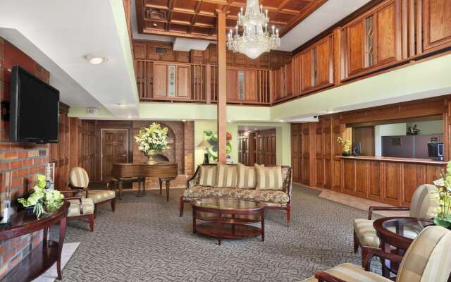 Ramada by Wyndham Saginaw Hotel & Suites