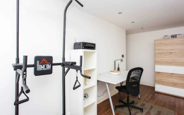Energised Apartment With Gym in Brent Park