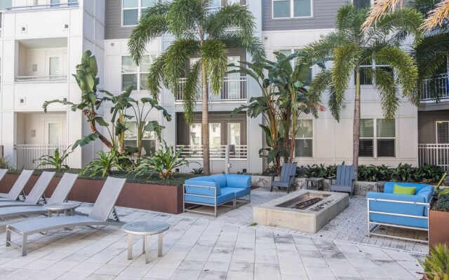 SoHo 1 BR with Balcony by Frontdesk