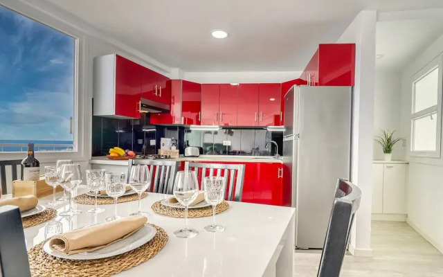 Spacious Central Apt w Private Parking Ocean View