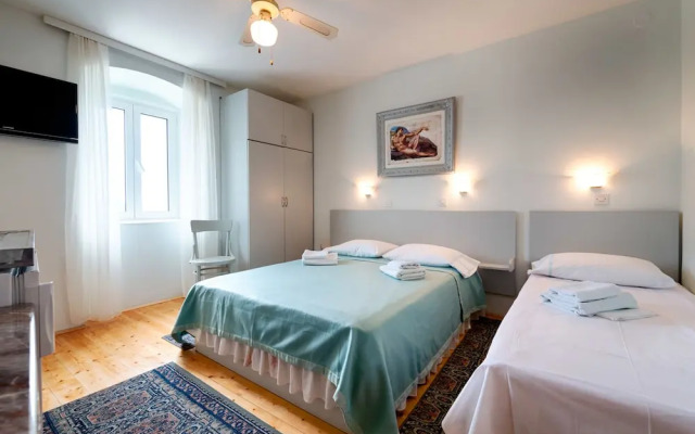 Mira Sea Front Guesthouse