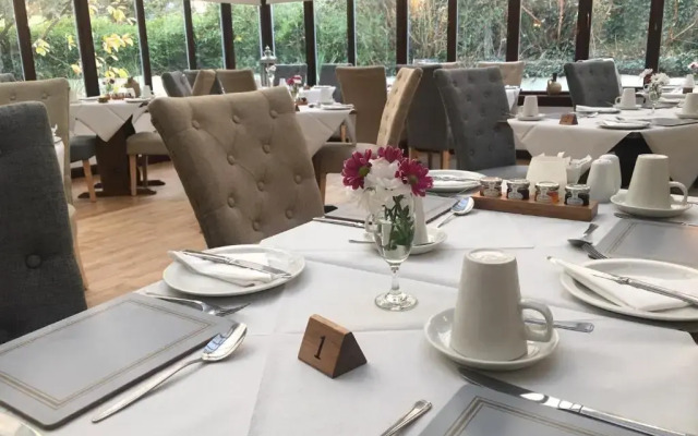 Torrs Warren Country House Hotel