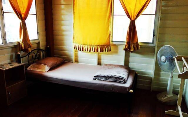 Baan Sathorn Backpacker Hostel