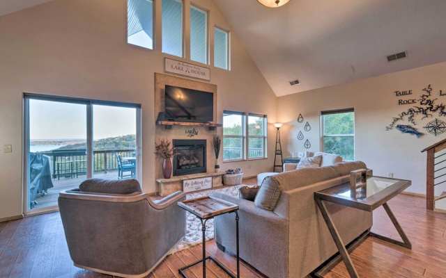 Pet-friendly Branson West Lodge w/ Hot Tub!