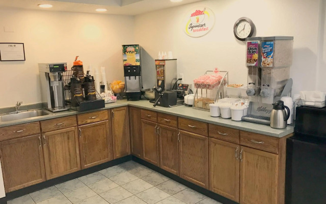 Super 8 By Wyndham Groton