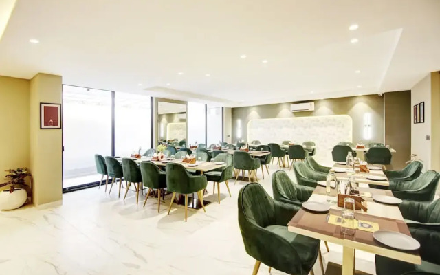 Saltstayz Premier – Galleria Market Road & Sector 27