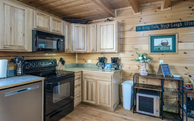 Bear Vista Retreat w HotTub Pool View