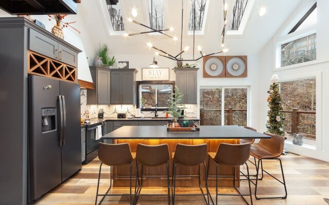 Night Owl 3 Bedroom Cabin by RedAwning