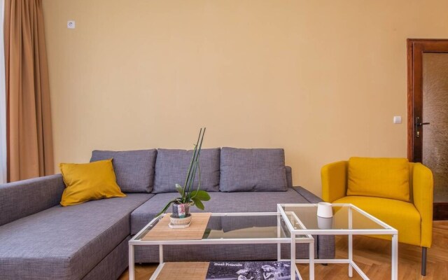 FM Deluxe 2-BDR Apartment - Sunshine