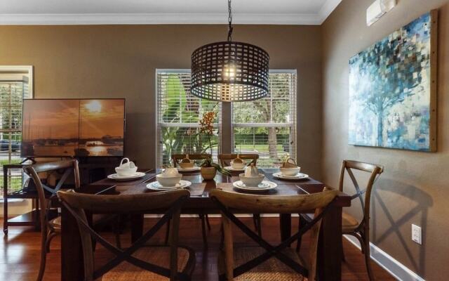4 Bedrooms S / Lucaya Village Townhouse by RedAwning