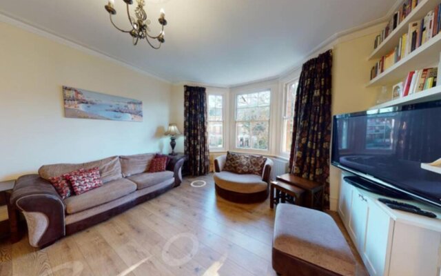 Superb 4 bed flat wgarden - 1 min to Queen's Park