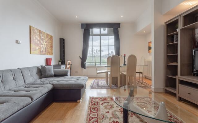 2 Bedroom Flat With Tower Bridge View