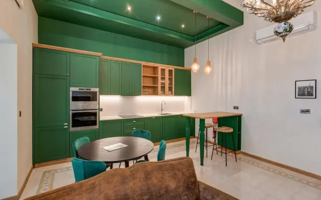 Spacious Apartment With Patio and Workspace