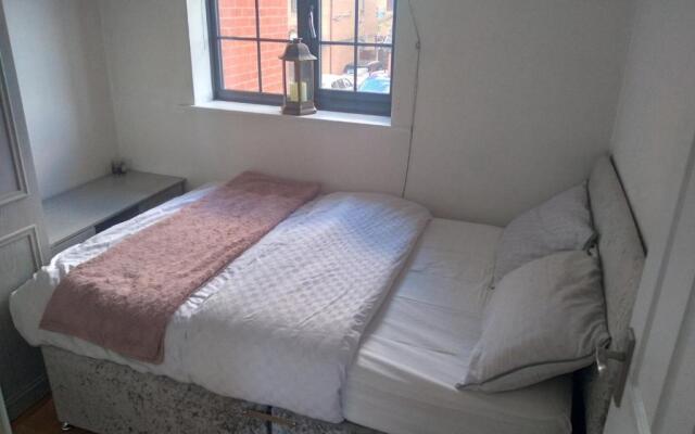Beautiful 2-bed House in Bolton With Free Parking