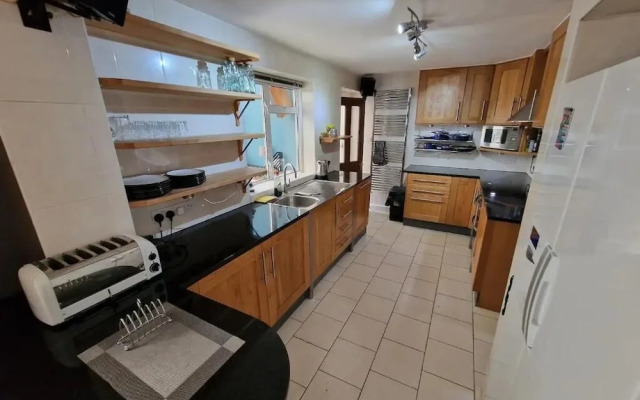 Spacious 6-bed house - 12 mins Gatwick