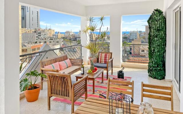 2BR Seaview Penthouse in center
