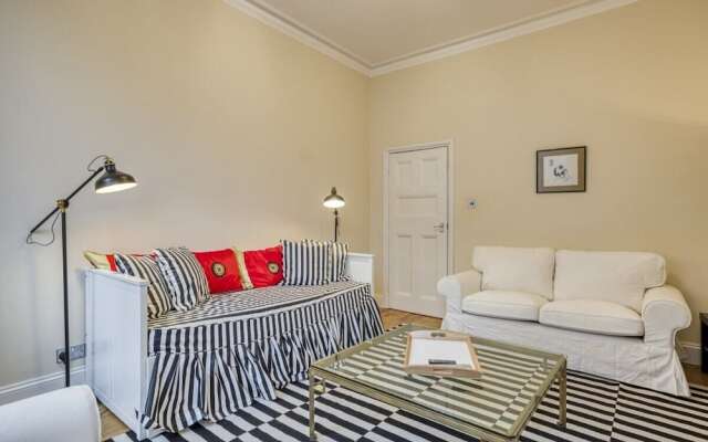 Spacious 2Bed 2Bath Apt, 5Mins To Victoria St