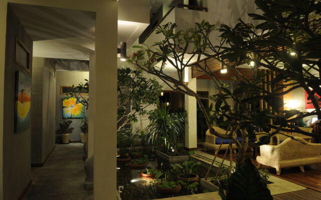 Frangipani Villa Fine Arts
