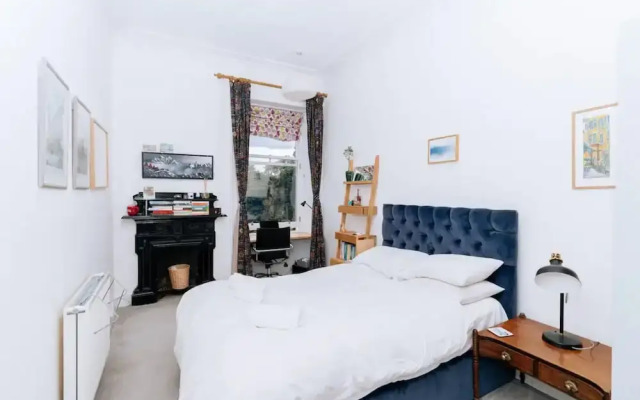 Spacious 3 Bedroom Flat in Edinburgh