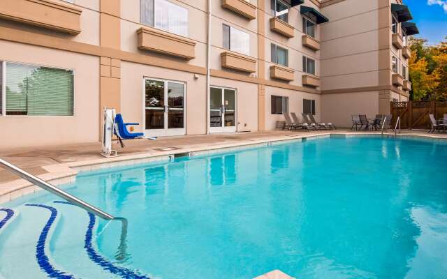 Best Western Plus Edmonds Harbor Inn