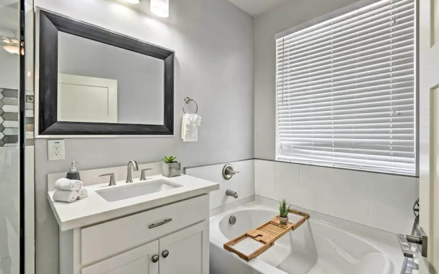 7 Mi to Dtwn Phoenix: Home w/ Patio & Yard