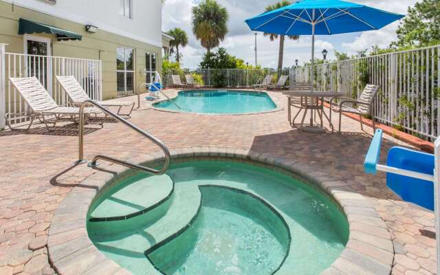 Days Inn & Suites by Wyndham Fort Pierce I-95