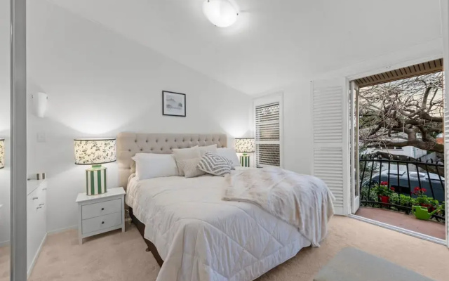 Charming 2-bed Terrace in Prestigious Ascot