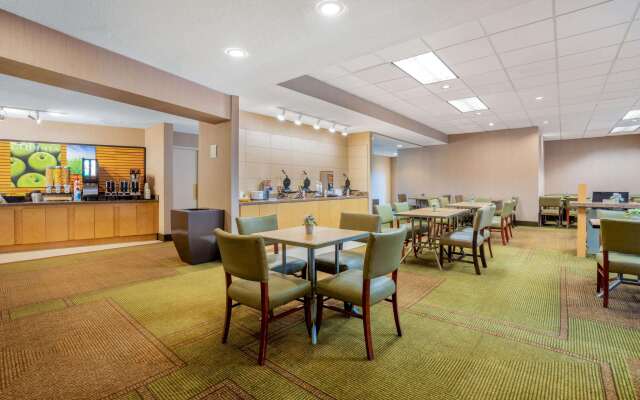 La Quinta Inn & Suites by Wyndham Seattle Sea-Tac Airport