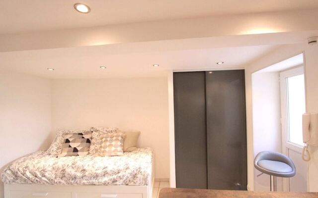 Charming Studio With Yard Near the sea