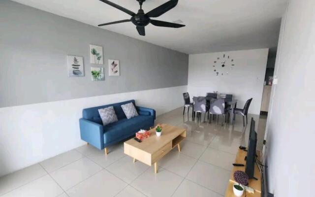 HOMESTAY @ COMFY CONDO with Waterpark, Pool, Playground & Gym