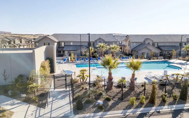 Arroyo Casita 4 Bedroom Townhouse by RedAwning