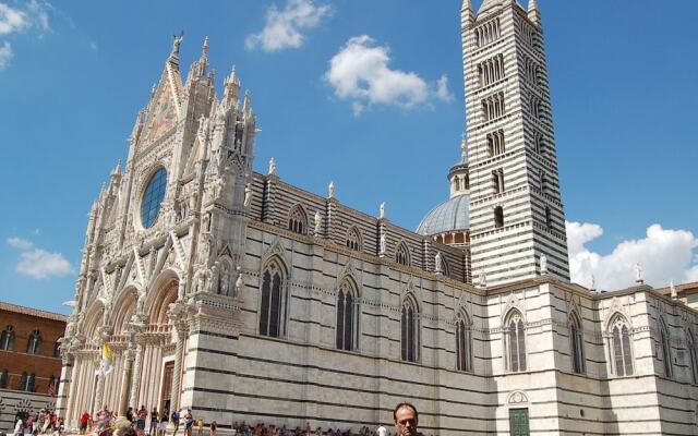 Delightful Holiday Home With Garden, Pool, Heating, Parking