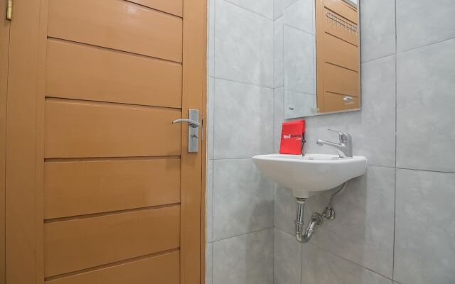 RedDoorz Plus near Syamsudin Noor Airport 3