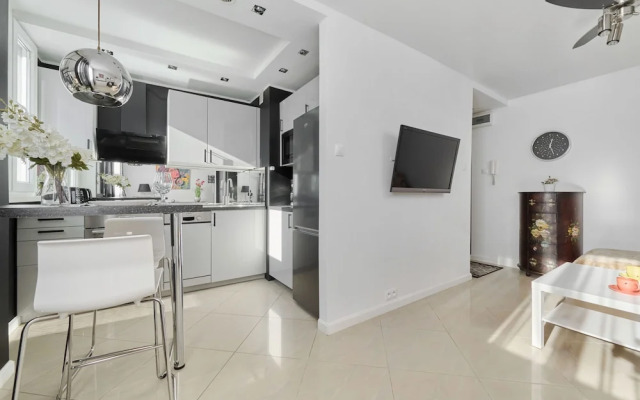 Black & White Studio by Renters