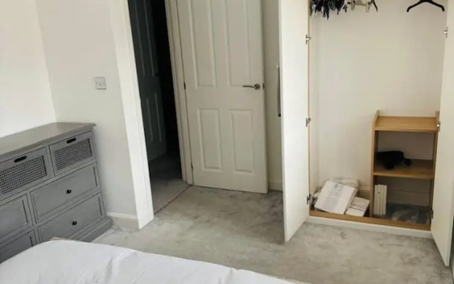 High END Spacious 4 Bed House - Free Parking