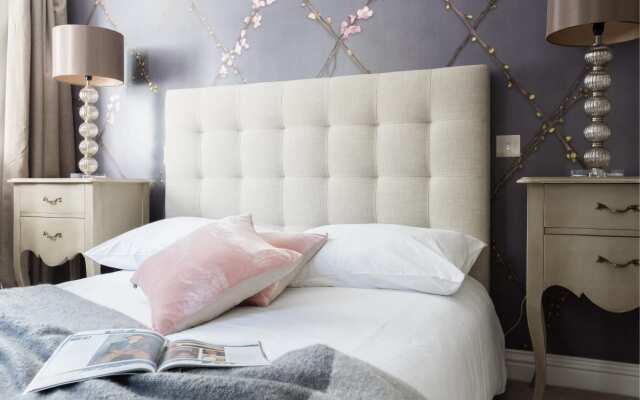 The Navy Court - Scandinavian Inspired 4BDR Central Home