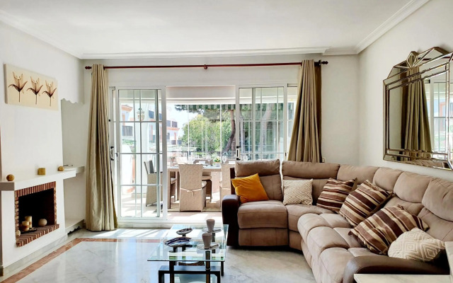 Lomas de Cabopino House