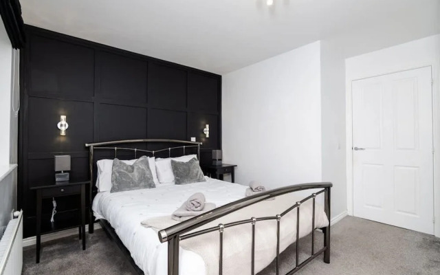 3 Bedroom House-private Parking