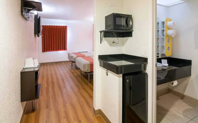 Motel 6 Tampa, FL - Fairgrounds