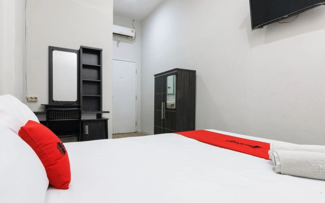 RedDoorz Near Mandaya Royal Hospital Puri – Guest Rooms – Tangerang