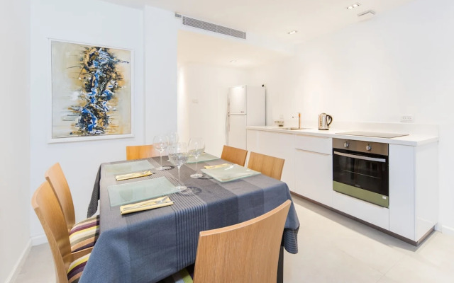 Luxurious 3BR Beach Front Apt Parking