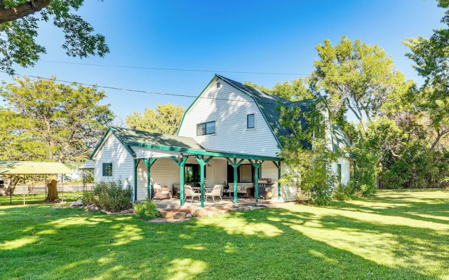 Patio & Mountain Views: Farmhouse in Mancos!