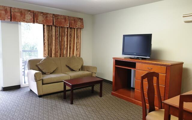 Riverland Inn & Suites