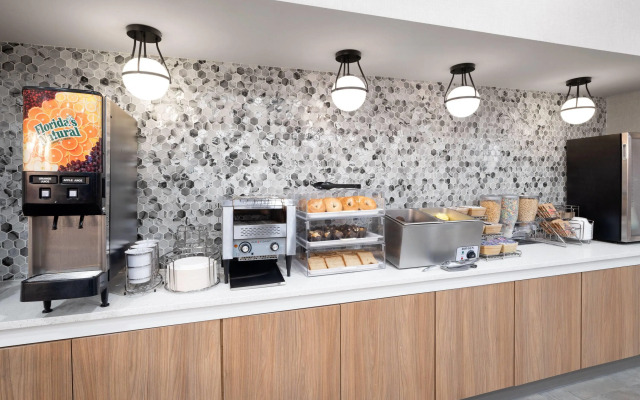 La Quinta Inn & Suites by Wyndham Raleigh Cary