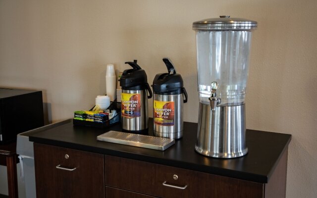 Lomira Inn and Suites