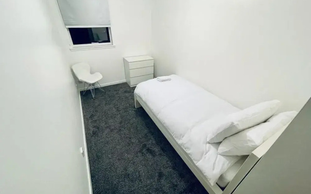 Modern 2 Bedroom Apartment With Free Parking