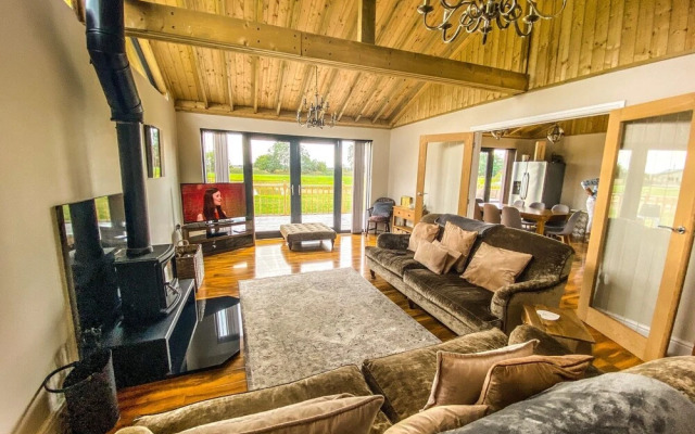 4bed Lodge Sleeps8-pet Friendly-hot Tub-log Burner