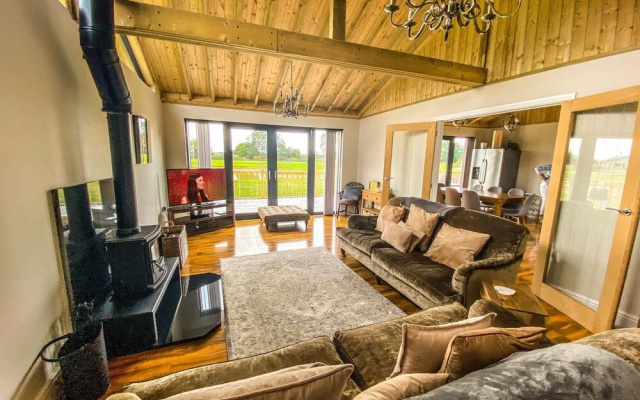 4bed Lodge Sleeps8-pet Friendly-hot Tub-log Burner